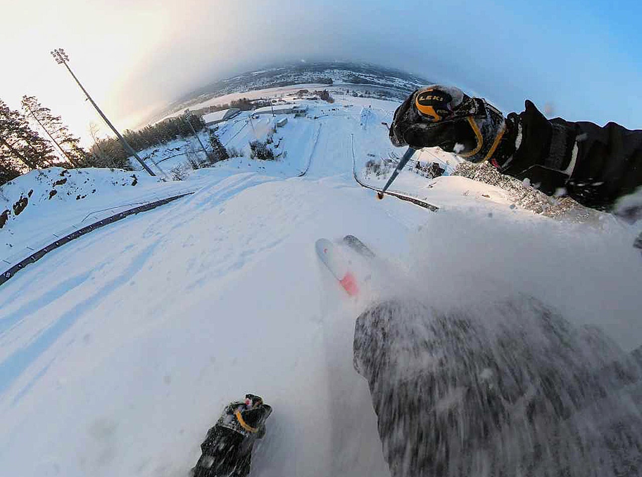 PUDDER: Her er Anders Backe på vei ned unnarennet i verdens største hoppbakke. Foto: Anders Backe PUDDER: Her er Anders Backe på vei ned unnarennet i verdens største hoppbakke. Foto: Anders Backe