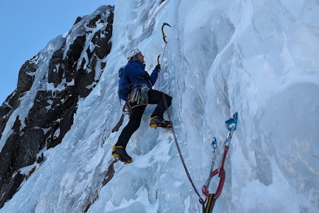 REPETISJON: Steffen Fjelldal i aksjon på St. Hansbekken like over Sunndalsøra. Denne ble klatret for første gang i fjor. isklatrer