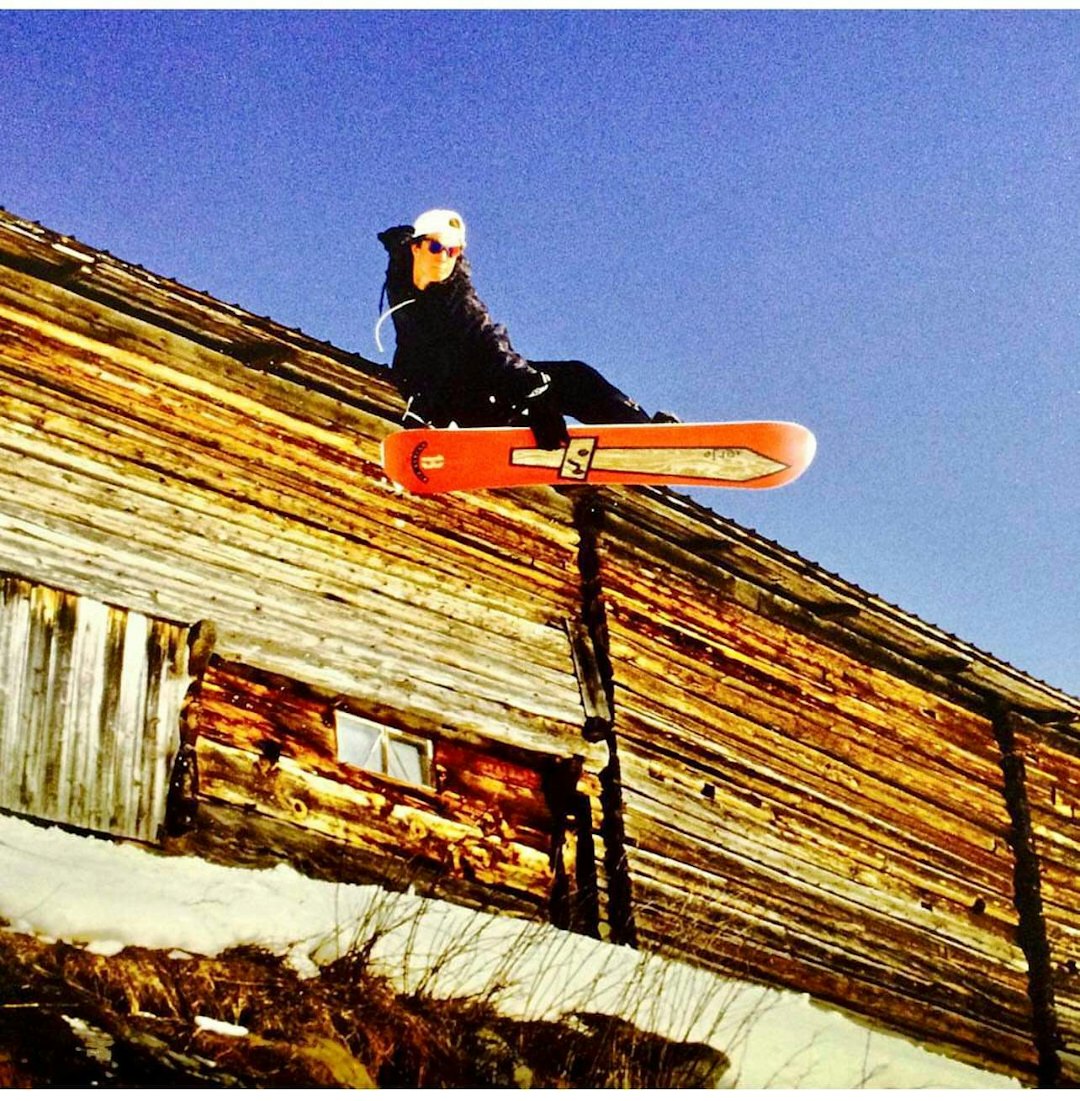 SELVESTE PÅ HJEMMEBANE: Harald Rishovds bilde av Terje Haakonsen ble brukt som helsides annonsen for Burton i datidens snowboardblader. Foto Harald Rishovd