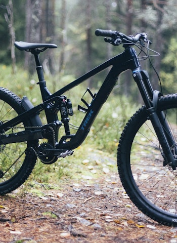 PÅ BUDSJETT: Du kan spare mye penger ved å velge en rimelig aluminiumsmodell, men hva går du glipp av? Trek Slash 8 leverer på det meste, men ikke alt. Foto: Kristoffer H. Kippernes. trek slash 8 endurosykkel test