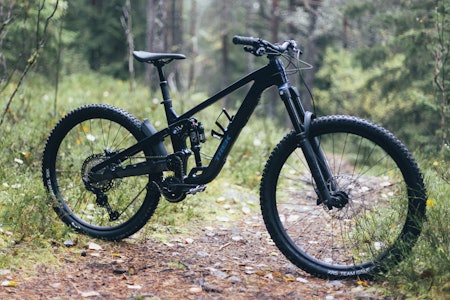 PÅ BUDSJETT: Du kan spare mye penger ved å velge en rimelig aluminiumsmodell, men hva går du glipp av? Trek Slash 8 leverer på det meste, men ikke alt. Foto: Kristoffer H. Kippernes. trek slash 8 endurosykkel test