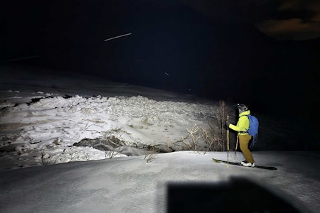 skiløper som ser på snøskred