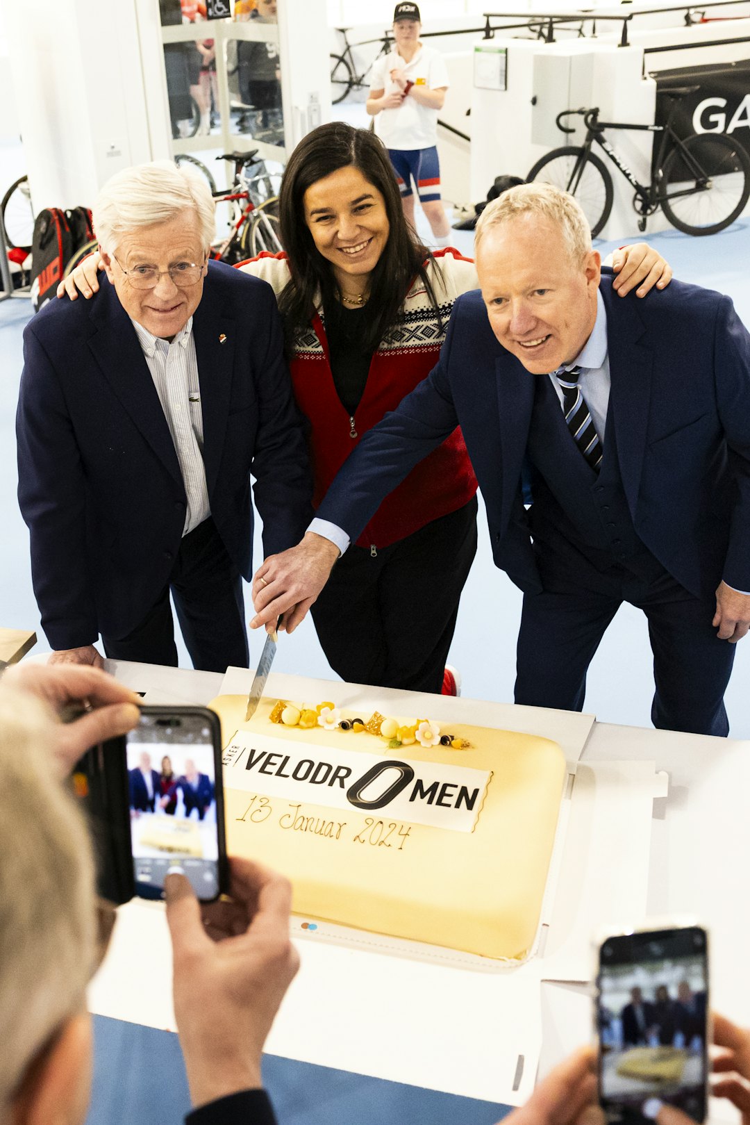 Første spadetak på kaka ved sykkelpreisdent Jan-Oddvar Sørnes, sammen med idrettspresident Zaineb Al-Samarai og Dag Schartum-Hansen (1. visepresident i NCF).
