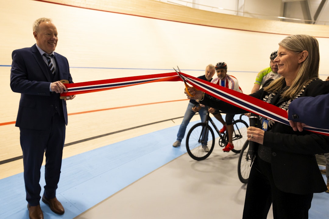 SNORKLIPPING: Lene Conradi klipper, sykkelpresident Jan-Oddvar Sørnes holder den ene enden av båndet.