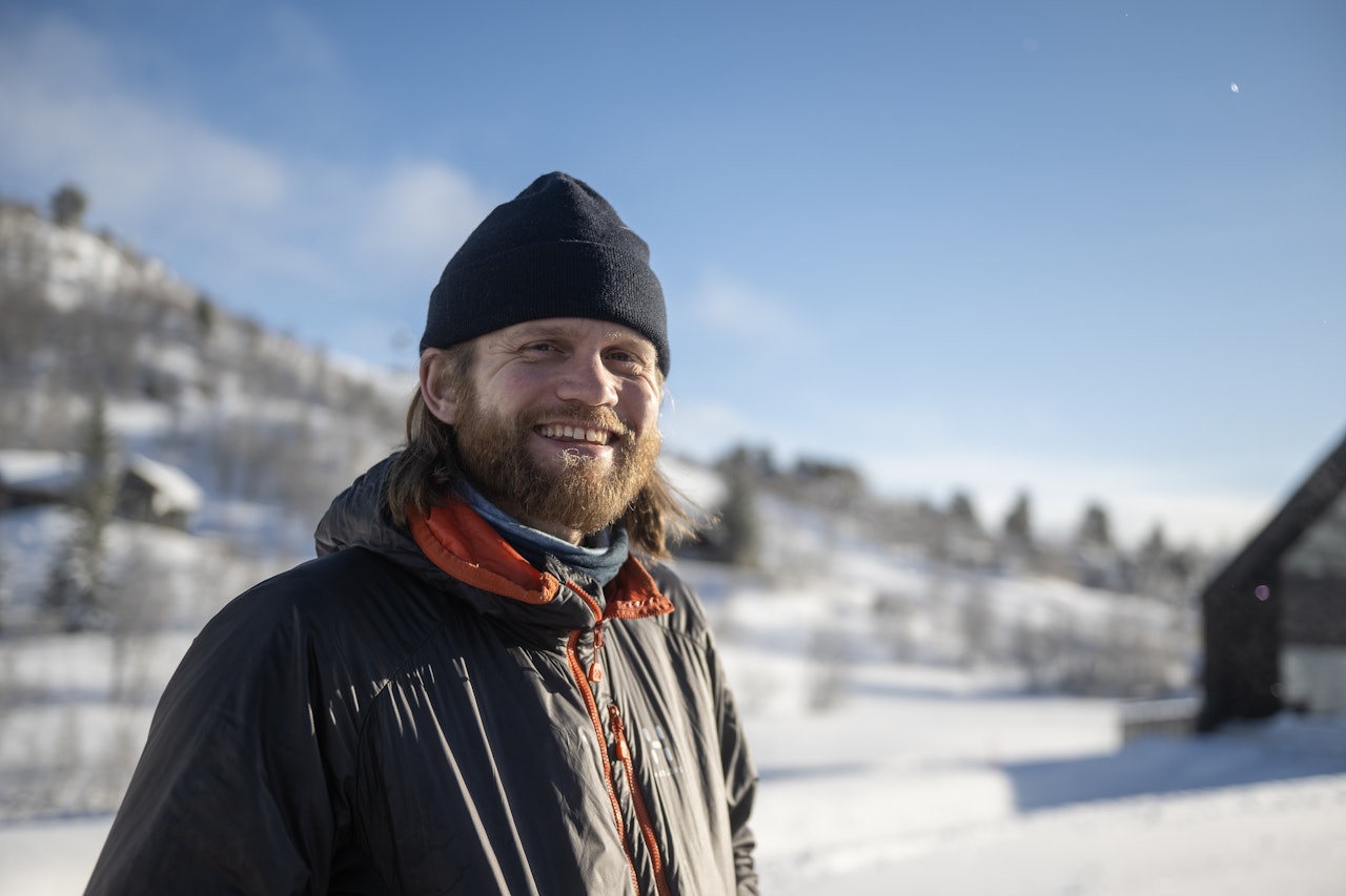 INNSIDETIPS: Henning Skjetne deler sine private tips fra skitesten. Her er han på Stranda en tidlig morgen, klar for test. Foto: Vegard Breie