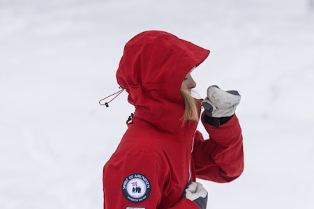 DEKKENDE: Når det strammer seg til i fjellet, trenger du en hette som beskytter, men som fortsatt gjør det mulig å se og bevege seg. Det har Amundsen-teamet allerede tenkt på. Foto: Kristoffer H. Kippernes DEKKENDE: Når det strammer seg til i fjellet, trenger du en hette som beskytter, men som fortsatt gjør det mulig å se og bevege seg. Det har Amundsen-teamet allerede tenkt på. Foto: Kristoffer H. Kippernes