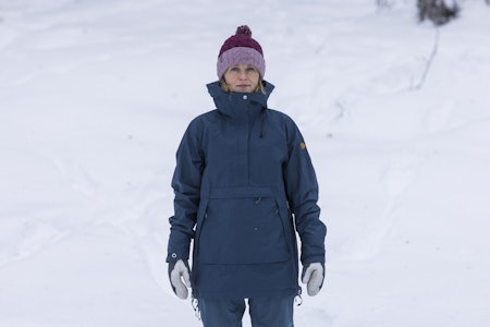 TESTET: Fjällräven Singi Anorak. Foto: Kristoffer H. Kippernes Fjällräven Singi Anorak blå dame
