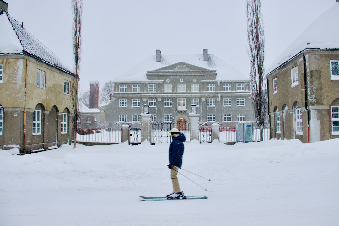 KORTREIST: Første gang med brede ski ned General Birchs gate. Foto: Eivind Eidslott. pudder i oslo