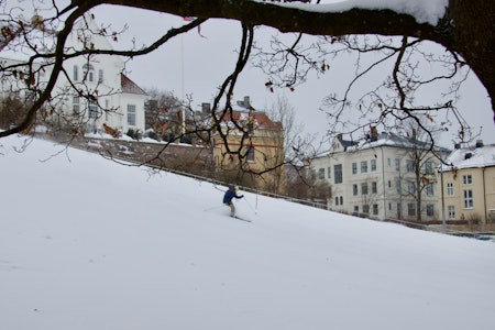 FLERE FORSØK: Med forsøk på full fart flere ganger ble det til slutt nok svinger til å kalle det en OK skidag. Foto: Eivind Eidslott. pudder i oslo