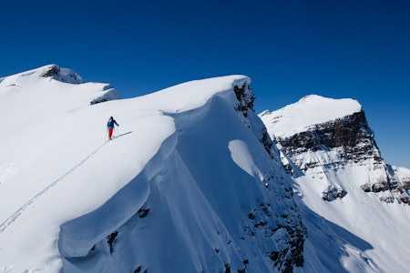 HOLD AVSTAND: Dersom skavlen er tre meter tykk, kan den løsne tre meter inne på «fast grunn». Foto: Christian Nerdrum HOLD AVSTAND: Dersom skavlen er tre meter tykk, kan den løsne tre meter inne på «fast grunn». Foto: Christian Nerdrum