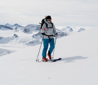 TRENGER DU NOE NYTT? Selv om det kan være mest å hente i hverdagsfartingen er det også mye å vinne på å tenke litt ekstra rundt utstyr. Foto: Christian Nerdrum dame på topptur tiril sjåstad christiansen