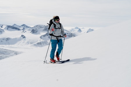TRENGER DU NOE NYTT? Selv om det kan være mest å hente i hverdagsfartingen er det også mye å vinne på å tenke litt ekstra rundt utstyr. Foto: Christian Nerdrum dame på topptur tiril sjåstad christiansen
