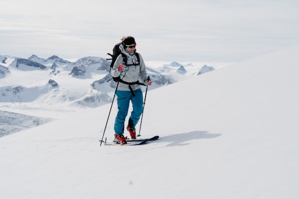 TRENGER DU NOE NYTT? Selv om det kan være mest å hente i hverdagsfartingen er det også mye å vinne på å tenke litt ekstra rundt utstyr. Foto: Christian Nerdrum dame på topptur tiril sjåstad christiansen