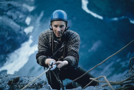 HISTORISK FØRSTEBESTIGNING: Her er Ole Daniel Enersen (22) få meter under toppen av Trollveggen under førstebestigningen i 1965. Foto: Leif Norman Patterson