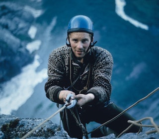 HISTORISK FØRSTEBESTIGNING: Her er Ole Daniel Enersen (22) få meter under toppen av Trollveggen under førstebestigningen i 1965. Foto: Leif Norman Patterson