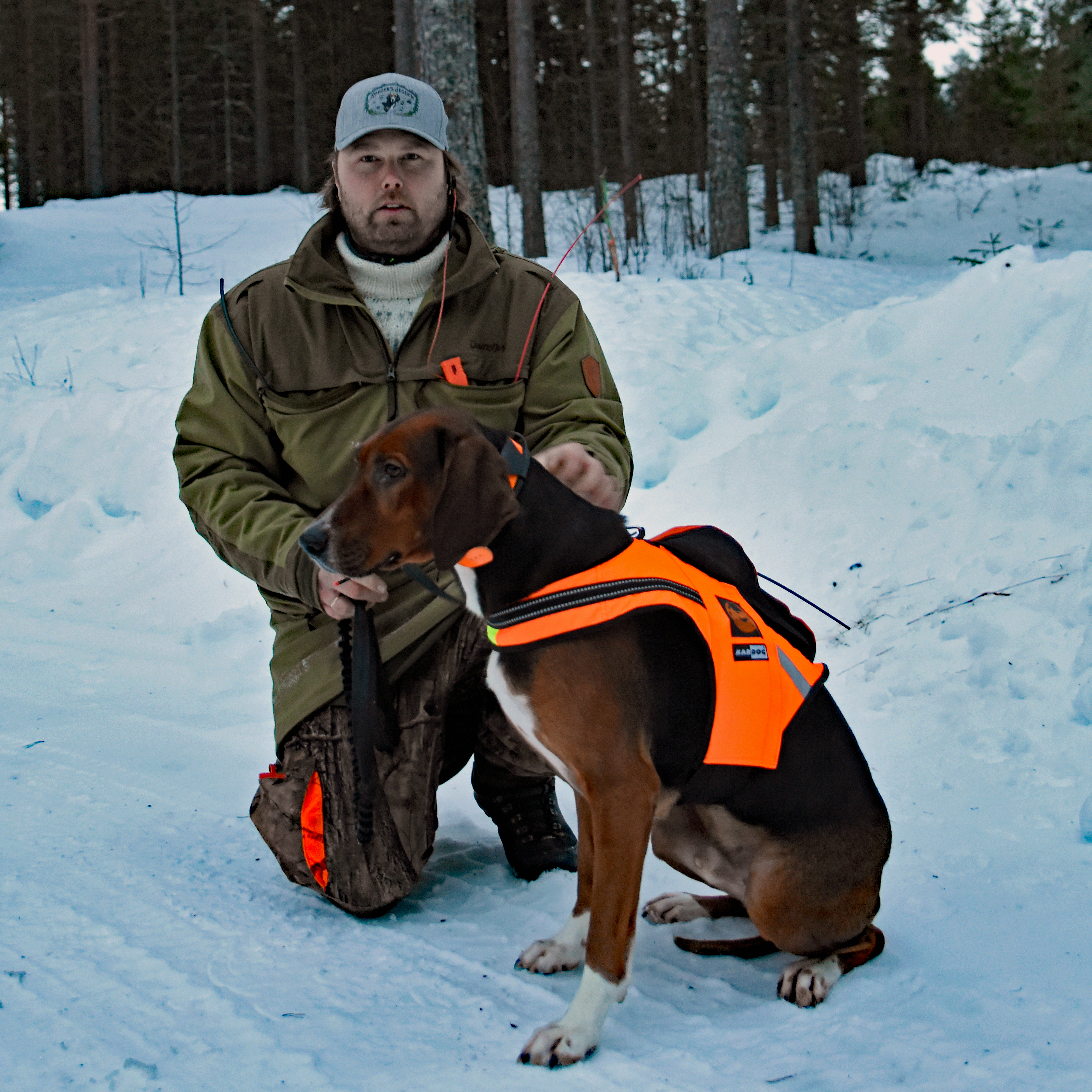 REVEJAKT: – Jeg har landet på at jakt etter smårovvilt er min greie. Av og til jeg er med kompiser og jakter rådyr, men har jeg gode forhold går jeg heller ut alene og slipper støveren, sier Magnus Sandnes. Under revejakta i Nord-Odal treffer han mange andre revejaktentusiaster.