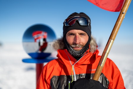 TØFF TUR: Vincent Colliard ved den berømte Sydpolen-kula. Foto: Stein Retzlaff Vincent Colliard sydpolen