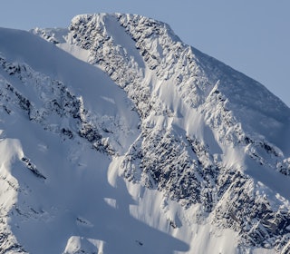 SOVENDE DRONNING: Superklassikeren ved Narvik har ikke bare en, men to spektakulære ramper. Hovedlinja midt i og Pannebåndet til høyre. Begge har spor på dette bildet. Foto: Jan-Arne Pettersen fjell med snø og skispor