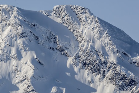 fjell med snø og skispor