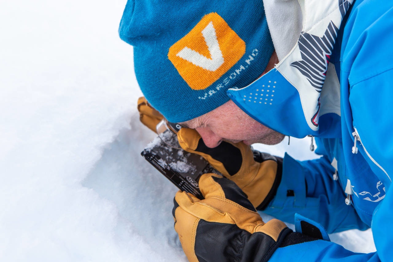 VER VARSOM: Varsom gjennomgår skredvarsel på High Camp Vatnahalsen. Foto: Håvard Myklebust uteskole skredkurs christer lundberg nes foto håvard myklebust