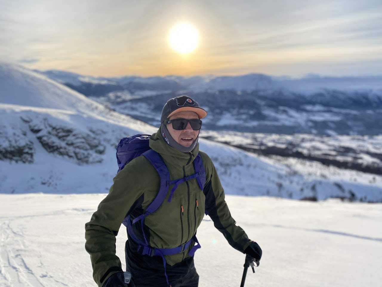 Mann med solbriller på skitur