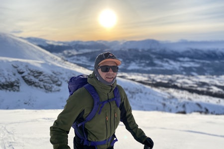 Mann med solbriller på skitur