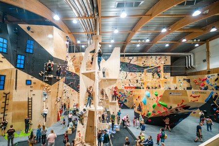 MYE FOLK PÅ ÅPNING: Fra Letohallen på Eidsvoll. Foto: Bjørn Helge Rønning mye folk på innendørs klatresenter