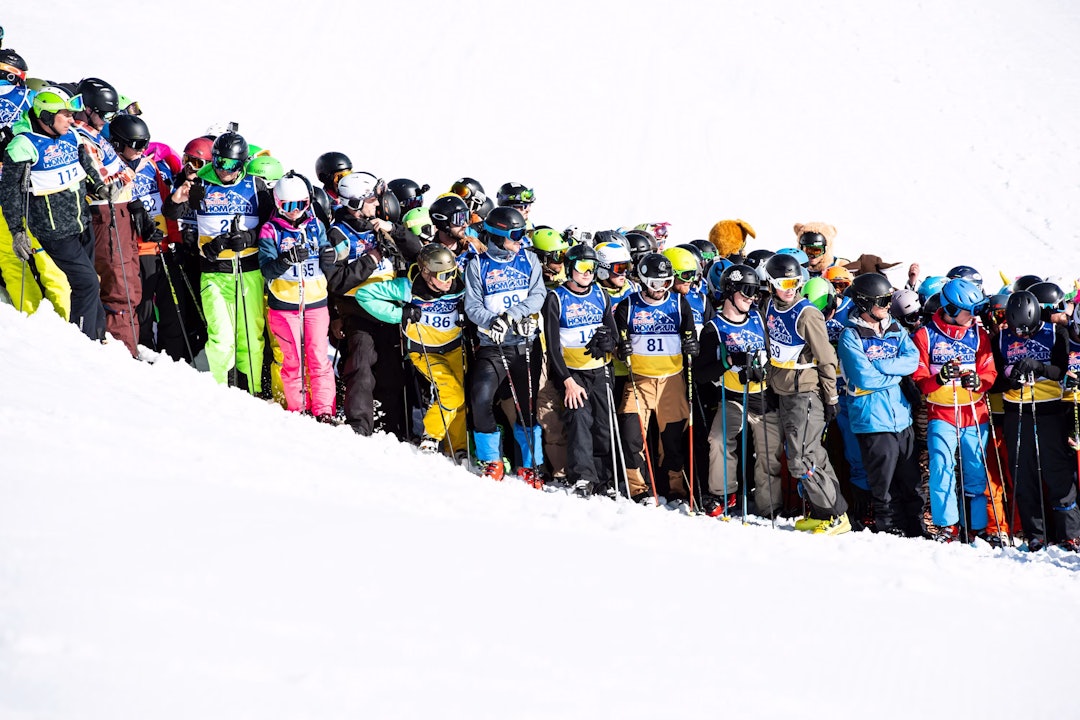 HOMERUN: En såkalt chinese downhill-konkurranse med fellesstart der deltakere må løpe fra en startlinje og bort til sitt utstyr, feste seg til ski eller brett og kaste seg ut i bakken for å kjempe om å bli først i mål. Foto: Dominic Zimmermann / Red Bull Content Pool Red Bull Home run