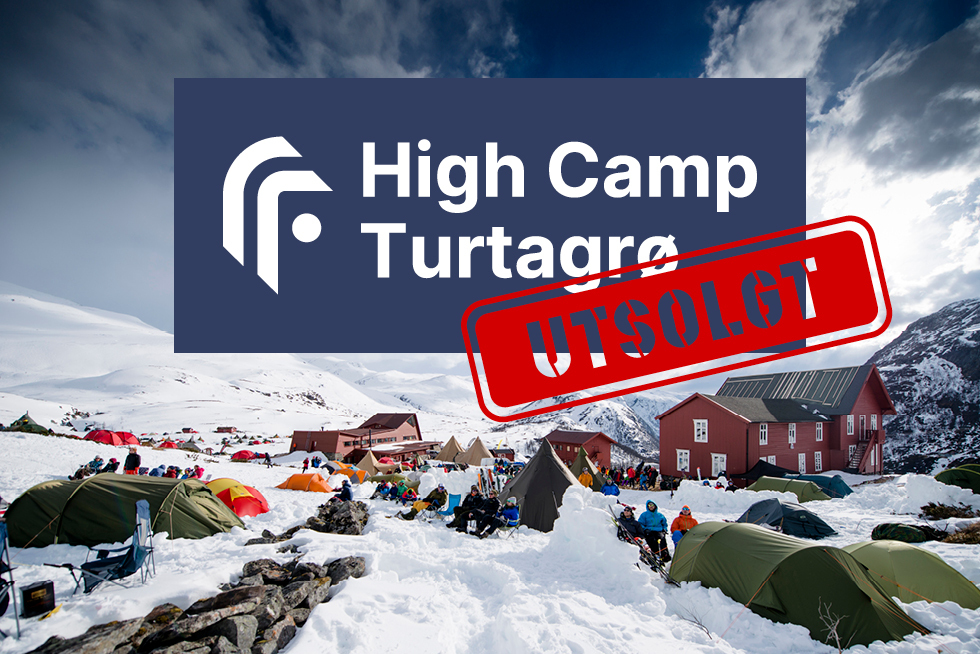 Turtagrø Hotel med campområde og Jotunheimen i sikte. Foto: Martin I. Dalen