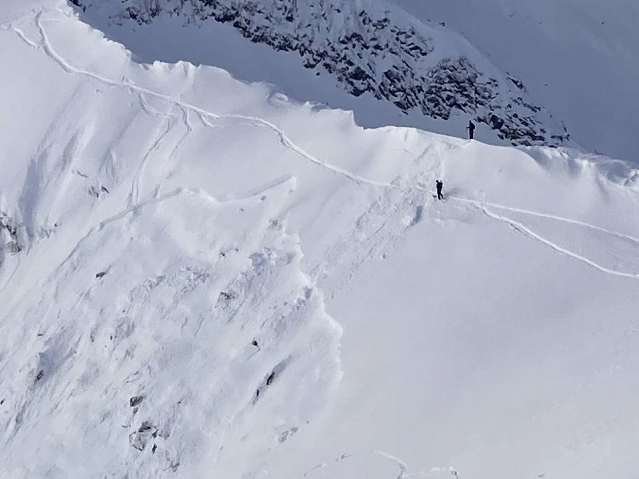 TOGGA: Dette snøskredet gikk like ved toppturklassikeren Togga i Sogndal torsdag. Foto: Regobs/ @snømannen snøskred og skiløpere ved fjellrygg