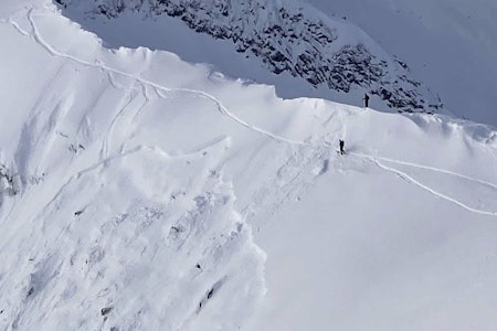 snøskred og skiløpere ved fjellrygg