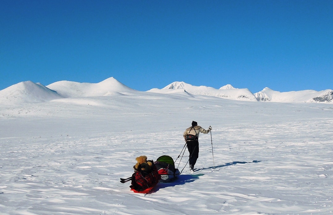 Siste flate før bratta opp til toppen. Storsmeden i bakgrunnen. (Mange forbinder Rondane med runde former, men også Rondane byr på mer alpine topper). Siste flate før bratta opp til toppen. Storsmeden i bakgrunnen. (Mange forbinder Rondane med runde former, men også Rondane byr på mer alpine topper).