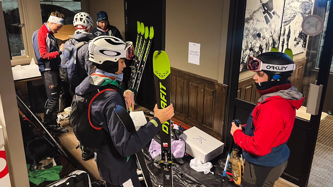 LÅNE UTSTYR: Som medlem av klubben, kan du også låne lettvekts rando-utstyr til treningene. HISTORISK: Første trening for BSK Randonee i Kirkerud. Foto: Bærums Skiklub