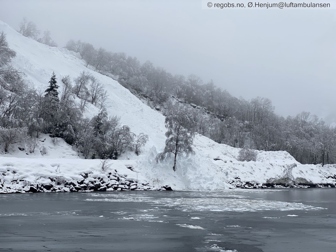 SELVUTLØST: Dette skredet gikk i Sogndal fredag. Foto: Regobs / Ø.Henjum@luftambulansen snøskred som har gått i vann