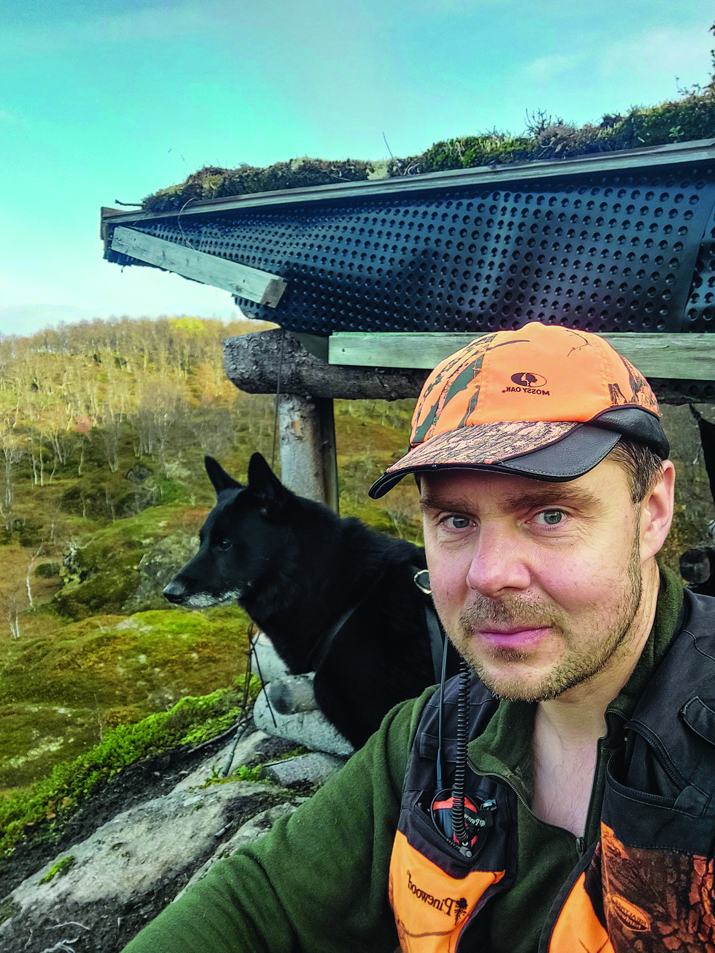 PÅ POST: Tommy og Tero på post. Tero bruker alle sine sanser i søk etter elg.