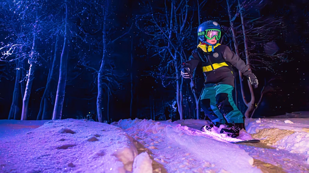 SPENNENDE: Oskar (6) og familien hans var de første som fikk teste det nye tilbudet i Myrkdalen. Foto: Chris Baldry SPENNENDE: Oskar (6) og familien hans var de første som fikk teste det nye tilbudet i Myrkdalen. Foto: Chris Baldry