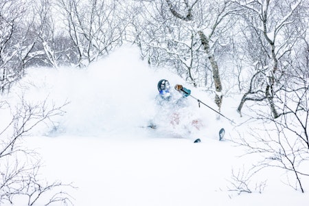 VINTERKAMO: Selv med sine godt og vel 190 cm på strømpelesten, fikk Asbjørn på seg full vinterkamuflasje fra topp til tå. Foto: Terje Aamodt VINTERKAMO: Selv med sine godt og vel 190 cm på strømpelesten, fikk Asbjørn på seg full vinterkamuflasje fra topp til tå. Foto: Terje Aamodt