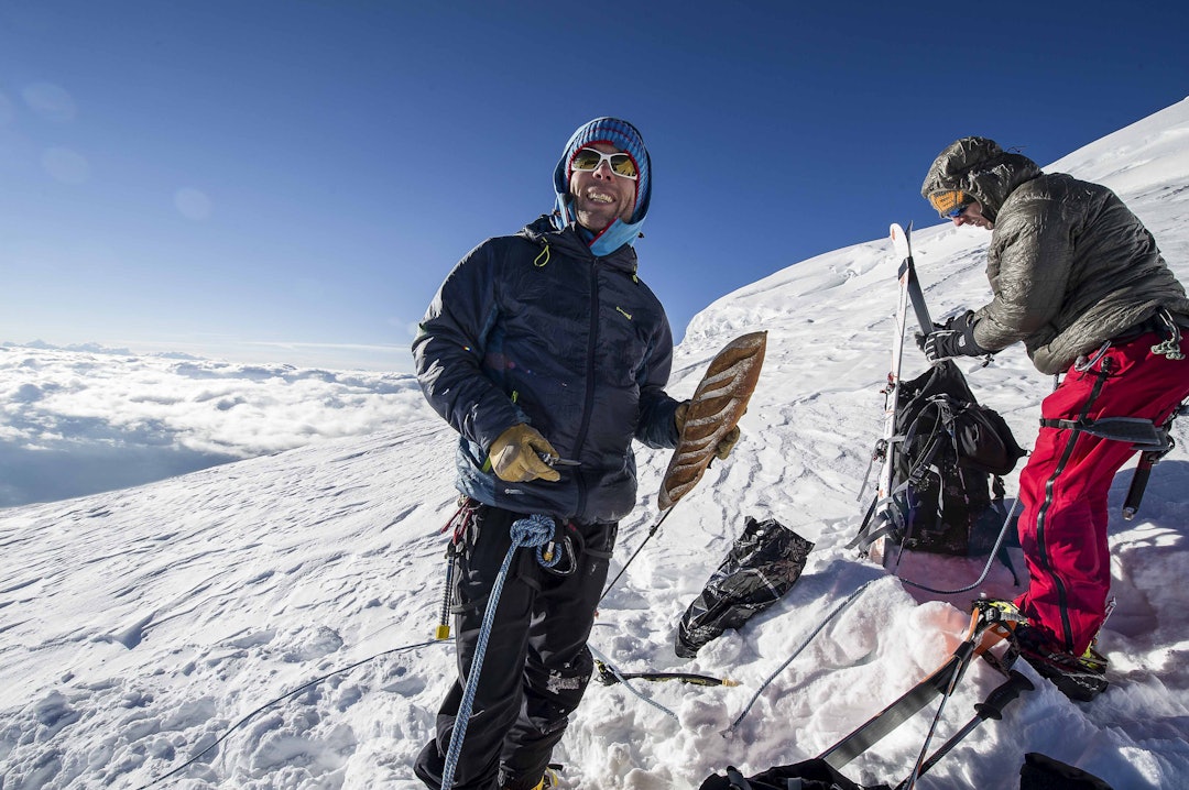 Rasteplass: – Uten baguette og drikke duger helter ikke. Det står det i fjellvettreglene, om jeg ikke husker feil, sier Tormod. To baguettepauser ble lagt inn på turen opp. Foto: Hans Kristian Krogh-Hanssen mont blanc skitur