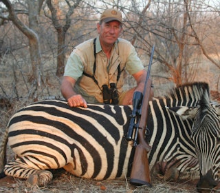 SEBRA: Artikkelforfatteren Abraham N. Grimstvedt med en av mange sebraer han har felt i Afrika.
