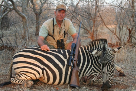 SEBRA: Artikkelforfatteren Abraham N. Grimstvedt med en av mange sebraer han har felt i Afrika. SEBRA: Artikkelforfatteren Abraham N. Grimstvedt med en av mange sebraer han har felt i Afrika.