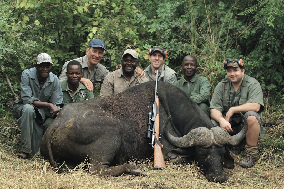 FAMILIETUR: Å ha med sønnene Stian og Nottov på bøf feljakt i Zimbabwe er ett av Abraham N Grimstvedts store jaktøyeblikk. Denne bøffelen ble skutt med 458 Lott og 450 grs Barnes TSX.