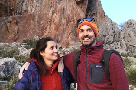 EKTE KLATREPAR: Maria Davies Sandbu og Martin Mobråten. Foto: Trond Ola Tilseth kvinne og mann foran brunt stup