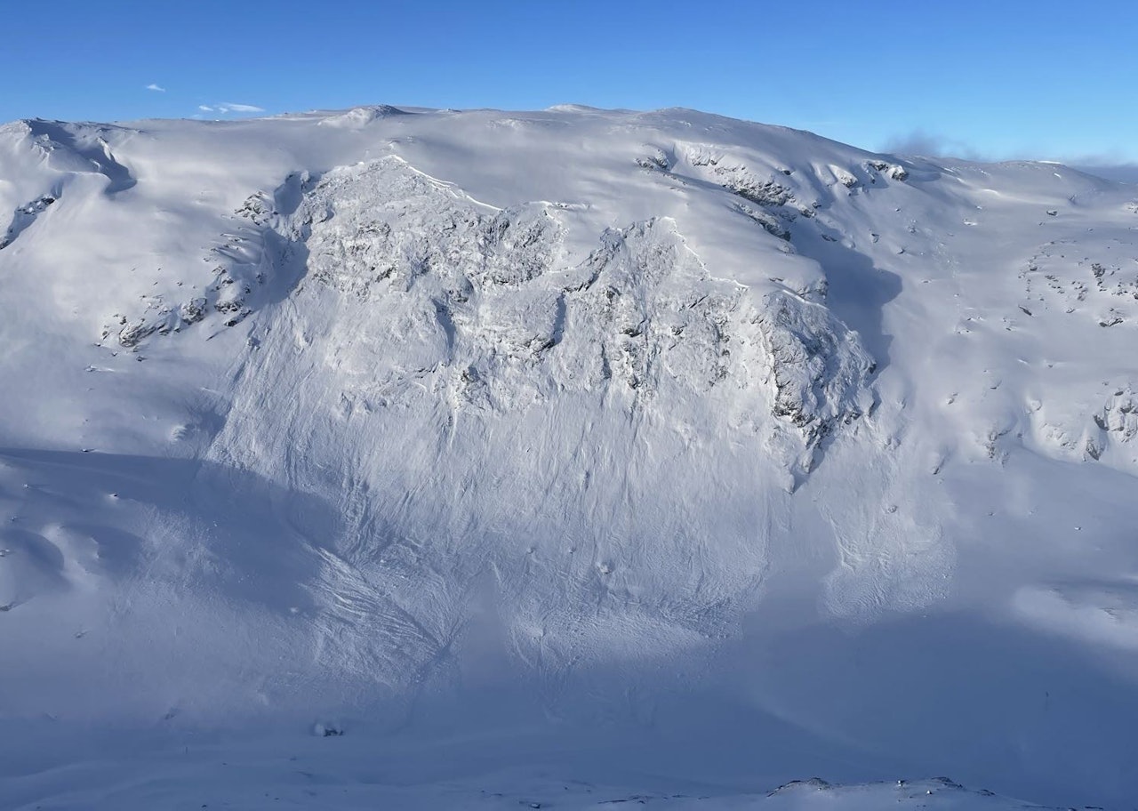 KJEMPESKRED I JOTUNHEIMEN: Dette store snøskredet gikk ved Krossbu onsdag 7. Februar. Foto: regobs / Kristin@SkredAS snøskred