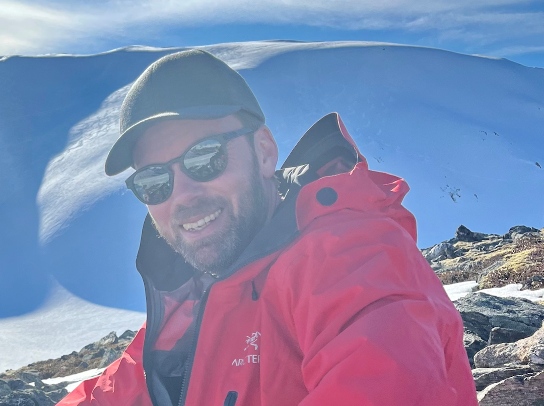 TO TITLER: Helge Skogseth Berg er både advokat og skivegleder. Foto: Privat