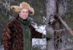VINNEROPPSETT: Odd Jostein Selliås sverger til Conibearfellene. De fanger bra, er billige i innkjøp og enkle å bruke. Odd Jostein Selliås ved et grantre der han har satt opp en oppgangsstokk mot treet og festet ei fellekasse over.