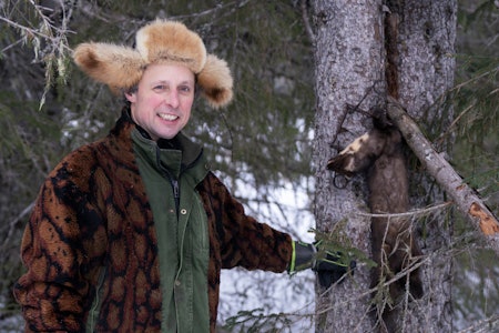 VINNEROPPSETT: Odd Jostein Selliås sverger til Conibearfellene. De fanger bra, er billige i innkjøp og enkle å bruke. Odd Jostein Selliås ved et grantre der han har satt opp en oppgangsstokk mot treet og festet ei fellekasse over.