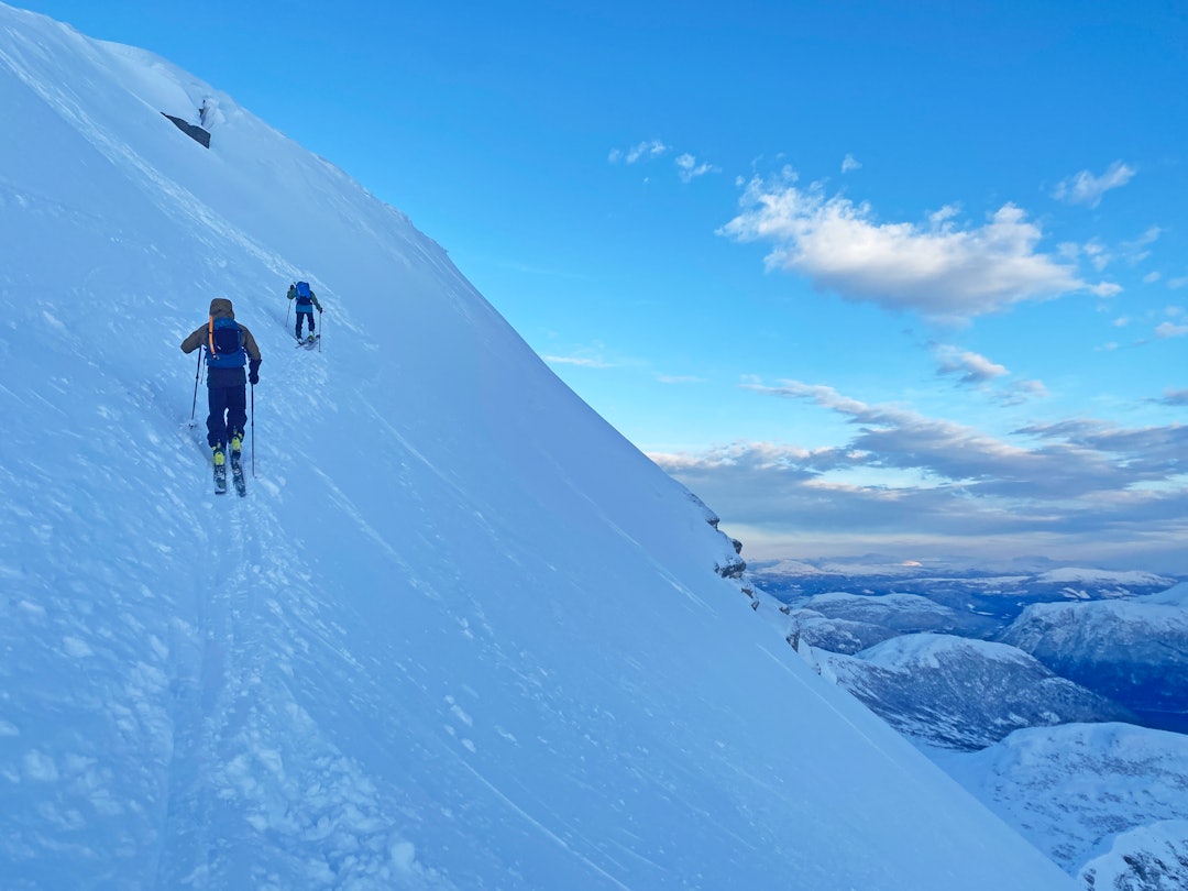 BRATT: To personer går i fjellside som er brattere enn 30 grader, og dermed klassifiseres som skredterreng. Foto: Tore Meirik