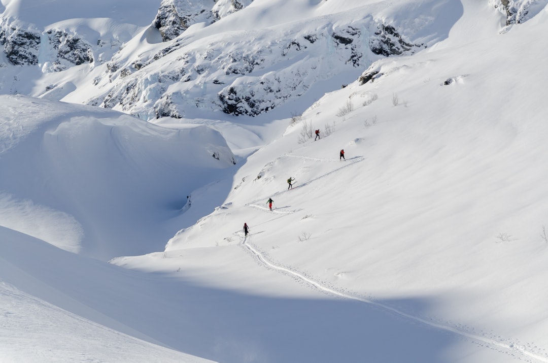 TRYGGE SKIKOMPISER: En gruppe finner tryggeste veien mot Urdshovd (KAST 2). Foto: Øyvind Waitz urdshovd
