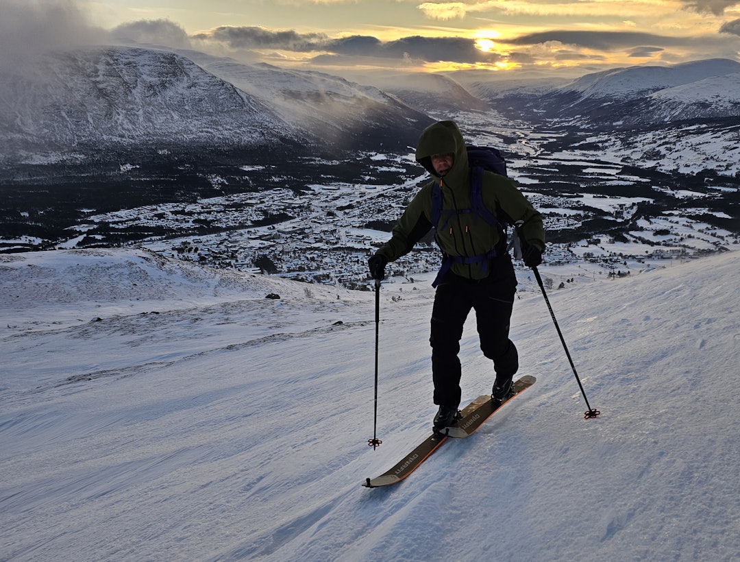 fyr på skitur i ruskete vær og solnedgang