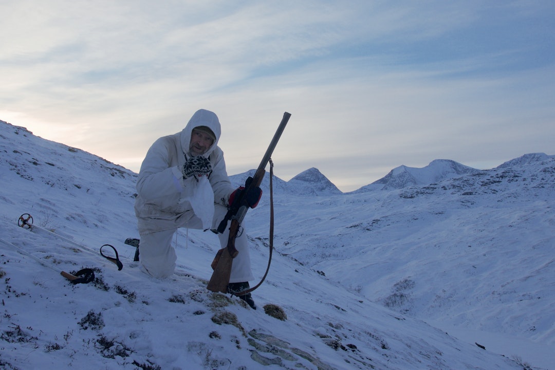 FJELLJEGER: Fjellrypejakt i ei bratt fjellside en iskald desemberdag i Trollheimen.